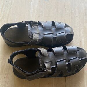 Wonder nation men’s size 6 sandals brown